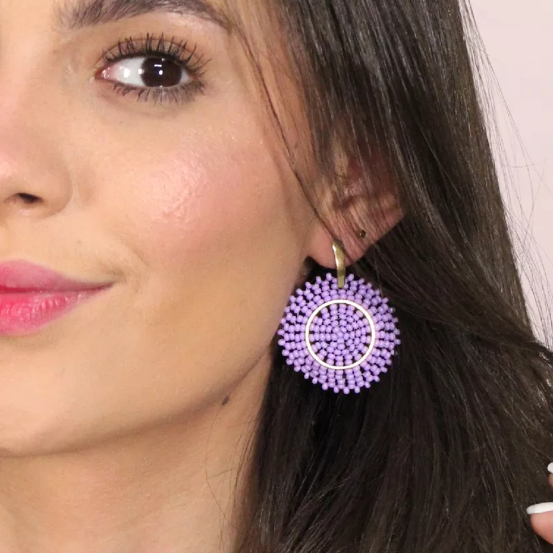 Mujer mostrando maxiareta a la moda para toda ocasion